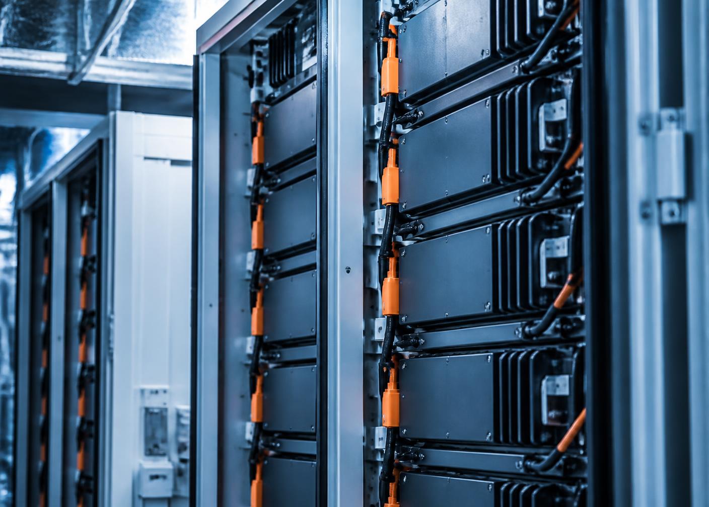Batteriemodule im Innenraum des Speichercontainers